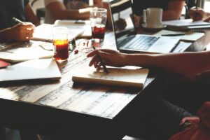 退職代行で会社の同僚に連絡する場合、どうするべき？