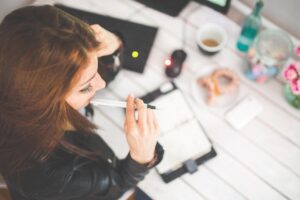 子育てを理由に退職するべきか？その影響と選択肢は？